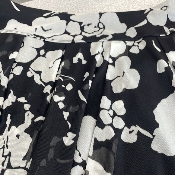 Like New black and white skirt. Lined.  elastic waist band. Super cute size med - Picture 2 of 3